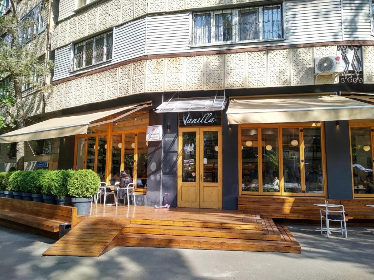 Mika City Hotel Алма Ата Екстериор снимка