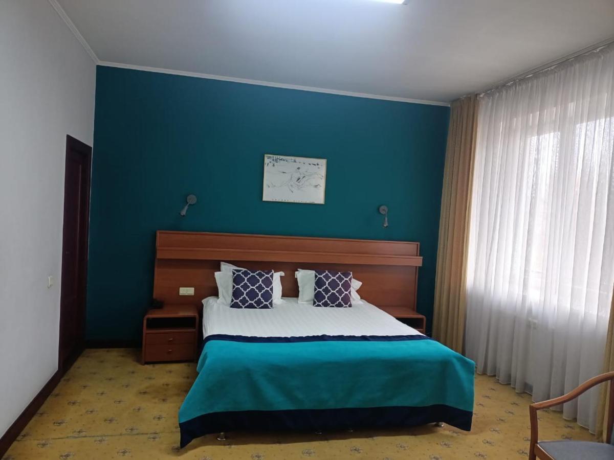 Mika City Hotel Алма Ата Екстериор снимка