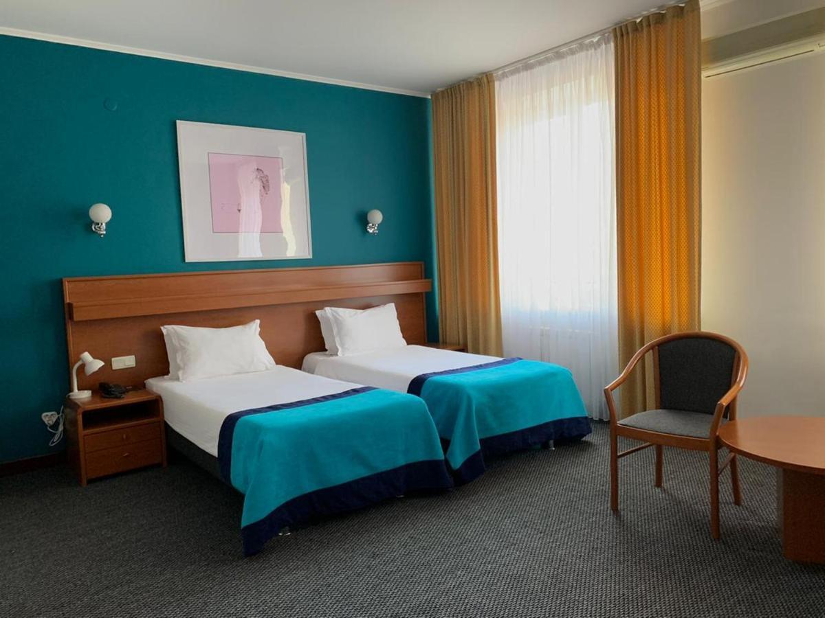Mika City Hotel Алма Ата Екстериор снимка